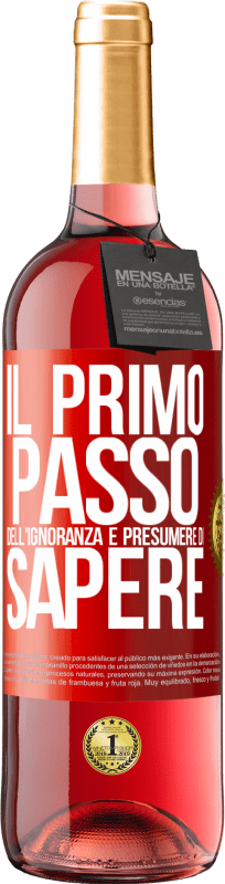 29,95 € Spedizione Gratuita | Vino rosato Edizione ROSÉ Il primo passo dell'ignoranza è presumere di sapere Etichetta Rossa. Etichetta personalizzabile Vino giovane Raccogliere 2025 Tempranillo