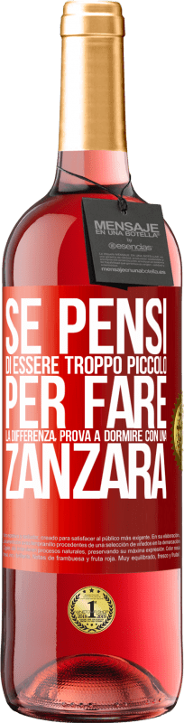 29,95 € Spedizione Gratuita | Vino rosato Edizione ROSÉ Se pensi di essere troppo piccolo per fare la differenza, prova a dormire con una zanzara Etichetta Rossa. Etichetta personalizzabile Vino giovane Raccogliere 2024 Tempranillo