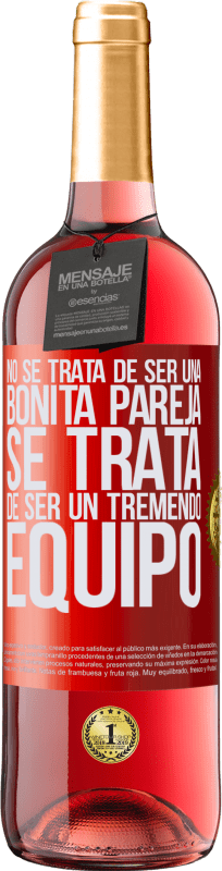 29,95 € Envío gratis | Vino Rosado Edición ROSÉ No se trata de ser una bonita pareja. Se trata de ser un tremendo equipo Etiqueta Roja. Etiqueta personalizable Vino joven Cosecha 2025 Tempranillo