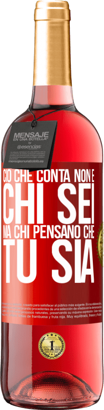 29,95 € Spedizione Gratuita | Vino rosato Edizione ROSÉ Ciò che conta non è chi sei, ma chi pensano che tu sia Etichetta Rossa. Etichetta personalizzabile Vino giovane Raccogliere 2025 Tempranillo