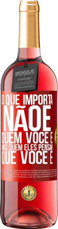«O que importa não é quem você é, mas quem eles pensam que você é» Edição ROSÉ
