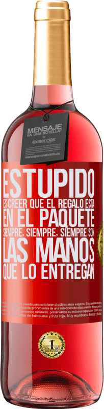 29,95 € | Vino Rosado Edición ROSÉ Estúpido es creer que el regalo está en el paquete. Siempre, siempre, siempre son las manos que lo entregan Etiqueta Roja. Etiqueta personalizable Vino joven Cosecha 2024 Tempranillo