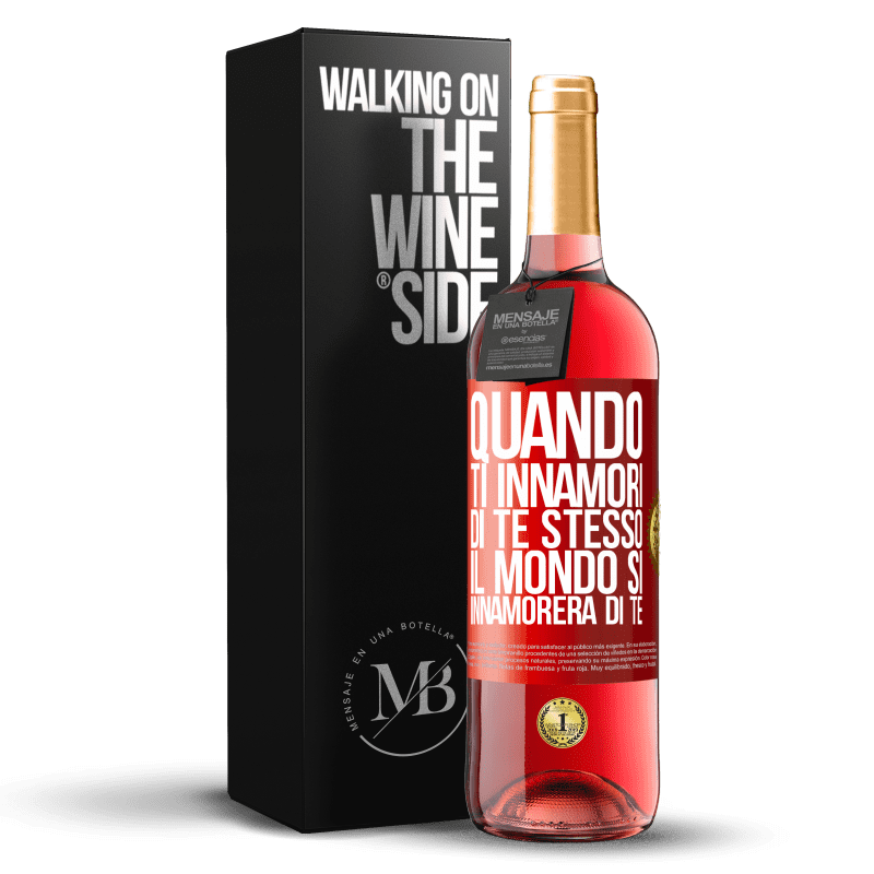 29,95 € Spedizione Gratuita | Vino rosato Edizione ROSÉ Quando ti innamori di te stesso, il mondo si innamorerà di te Etichetta Rossa. Etichetta personalizzabile Vino giovane Raccogliere 2024 Tempranillo