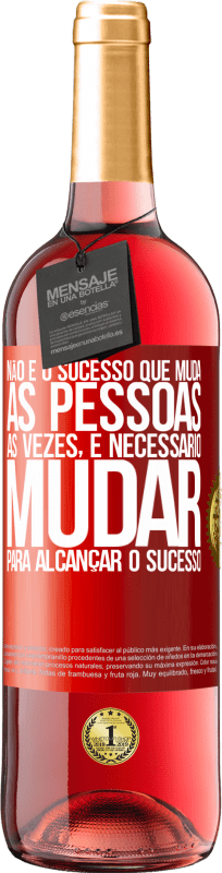 29,95 € Envio grátis | Vinho rosé Edição ROSÉ Não é o sucesso que muda as pessoas. Às vezes, é necessário mudar para alcançar o sucesso Etiqueta Vermelha. Etiqueta personalizável Vinho jovem Colheita 2025 Tempranillo