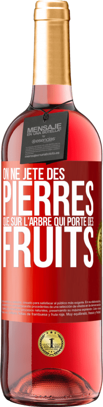 29,95 € | Vin rosé Édition ROSÉ On ne jète des pierres que sur l'arbre qui porte des fruits Étiquette Rouge. Étiquette personnalisable Vin jeune Récolte 2024 Tempranillo