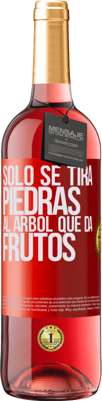 29,95 € Envío gratis | Vino Rosado Edición ROSÉ Sólo se tira piedras al árbol que da frutos Etiqueta Roja. Etiqueta personalizable Vino joven Cosecha 2023 Tempranillo