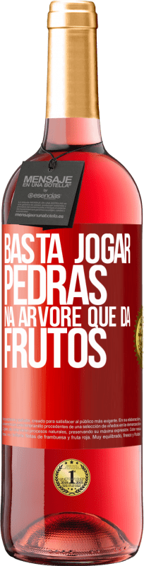 29,95 € Envio grátis | Vinho rosé Edição ROSÉ Basta jogar pedras na árvore que dá frutos Etiqueta Vermelha. Etiqueta personalizável Vinho jovem Colheita 2024 Tempranillo