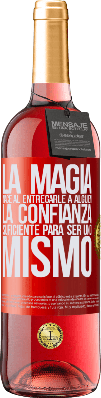 29,95 € Envío gratis | Vino Rosado Edición ROSÉ La magia nace al entregarle a alguien la confianza suficiente para ser uno mismo Etiqueta Roja. Etiqueta personalizable Vino joven Cosecha 2025 Tempranillo