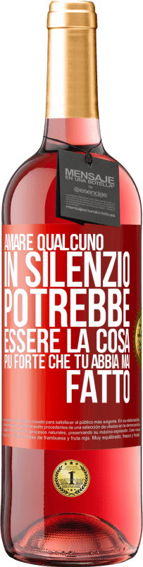 29,95 € | Vino rosato Edizione ROSÉ Amare qualcuno in silenzio potrebbe essere la cosa più forte che tu abbia mai fatto Etichetta Rossa. Etichetta personalizzabile Vino giovane Raccogliere 2025 Tempranillo