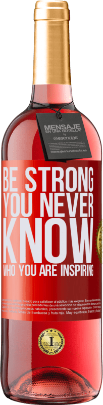 29,95 € Kostenloser Versand | Roséwein ROSÉ Ausgabe Be strong. You never know who you are inspiring Rote Markierung. Anpassbares Etikett Junger Wein Ernte 2025 Tempranillo