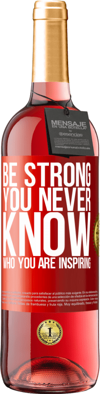 29,95 € | Vino rosato Edizione ROSÉ Be strong. You never know who you are inspiring Etichetta Rossa. Etichetta personalizzabile Vino giovane Raccogliere 2024 Tempranillo