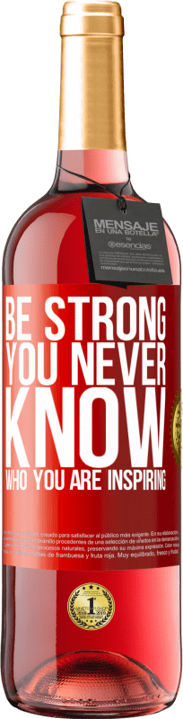 29,95 € Spedizione Gratuita | Vino rosato Edizione ROSÉ Be strong. You never know who you are inspiring Etichetta Rossa. Etichetta personalizzabile Vino giovane Raccogliere 2025 Tempranillo