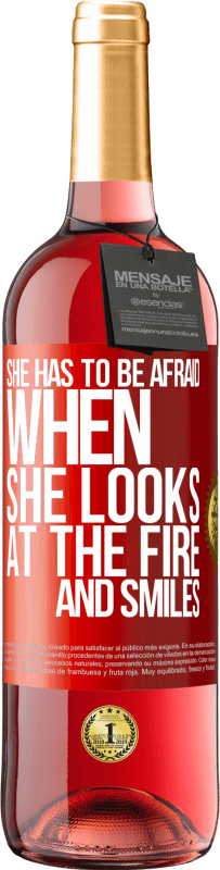 29,95 € 送料無料 | ロゼワイン ROSÉエディション 彼女は火を見て微笑むとき、彼女は恐れなければなりません 赤いタグ. カスタマイズ可能なラベル 若いワイン 収穫 2023 Tempranillo