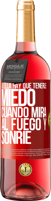 29,95 € | Vino Rosado Edición ROSÉ A ella hay que tenerle miedo cuando mira al fuego y sonríe Etiqueta Roja. Etiqueta personalizable Vino joven Cosecha 2025 Tempranillo