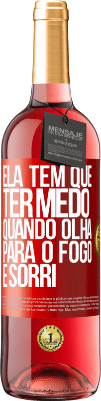 29,95 € | Vinho rosé Edição ROSÉ Ela tem que ter medo quando olha para o fogo e sorri Etiqueta Vermelha. Etiqueta personalizável Vinho jovem Colheita 2025 Tempranillo