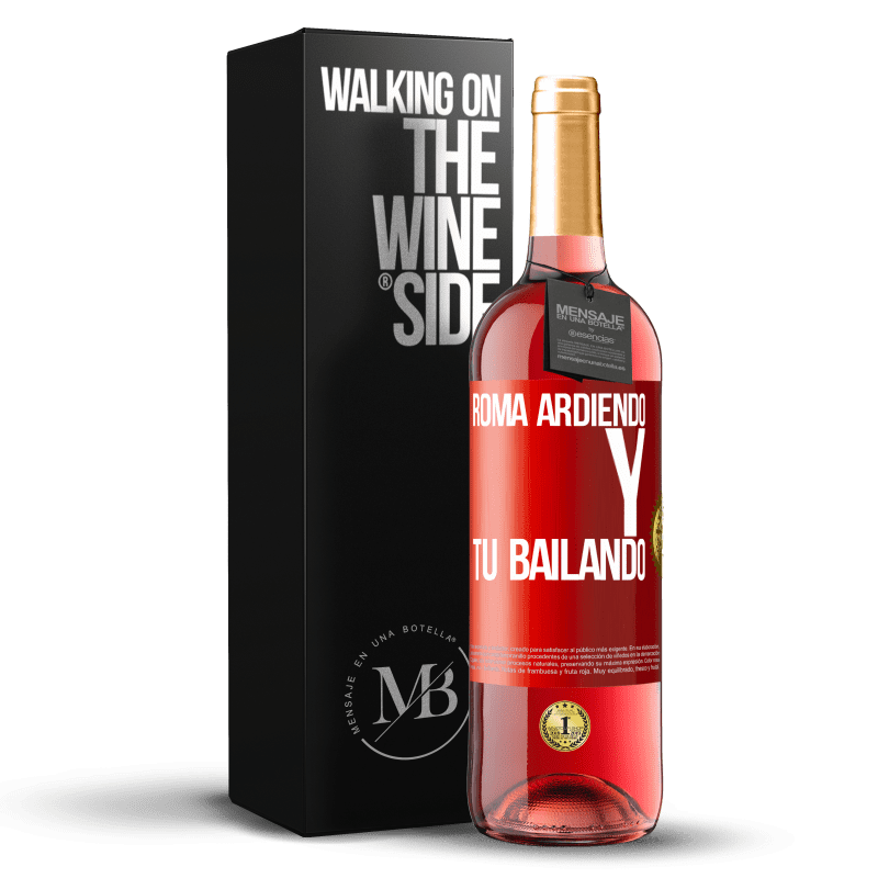 29,95 € Envío gratis | Vino Rosado Edición ROSÉ Roma ardiendo y tú bailando Etiqueta Roja. Etiqueta personalizable Vino joven Cosecha 2024 Tempranillo