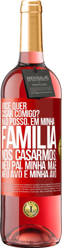 29,95 € | Vinho rosé Edição ROSÉ Você quer casar comigo? Não posso, em minha família, nos casarmos: meu pai, minha mãe, meu avô e minha avó Etiqueta Vermelha. Etiqueta personalizável Vinho jovem Colheita 2024 Tempranillo