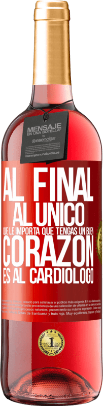 Envío gratis | Vino Rosado Edición ROSÉ Al final, al único que le importa que tengas un buen corazón es al cardiólogo Etiqueta Roja. Etiqueta personalizable Vino joven Cosecha 2023 Tempranillo