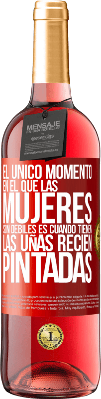 29,95 € Envío gratis | Vino Rosado Edición ROSÉ El único momento en el que las mujeres son débiles es cuando tienen las uñas recién pintadas Etiqueta Roja. Etiqueta personalizable Vino joven Cosecha 2025 Tempranillo