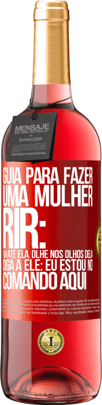 29,95 € Envio grátis | Vinho rosé Edição ROSÉ Guia para fazer uma mulher rir: Vá até ela. Olhe nos olhos dela. Diga a ele: eu estou no comando aqui Etiqueta Vermelha. Etiqueta personalizável Vinho jovem Colheita 2025 Tempranillo