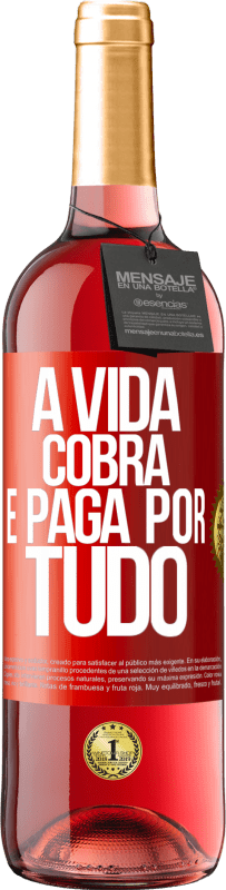 Envio grátis | Vinho rosé Edição ROSÉ A vida cobra e paga por tudo Etiqueta Vermelha. Etiqueta personalizável Vinho jovem Colheita 2023 Tempranillo