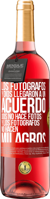 Envío gratis | Vino Rosado Edición ROSÉ Los fotógrafos y Dios llegaron a un acuerdo. Dios no hace fotos y los fotógrafos no hacen milagros Etiqueta Roja. Etiqueta personalizable Vino joven Cosecha 2023 Tempranillo