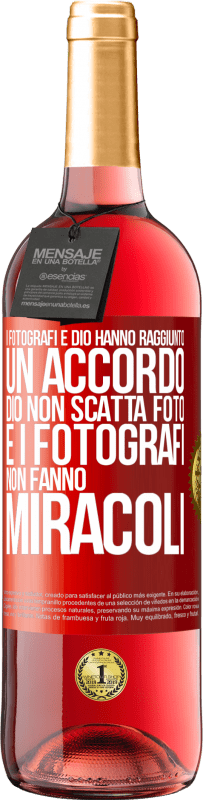 Spedizione Gratuita | Vino rosato Edizione ROSÉ I fotografi e Dio hanno raggiunto un accordo. Dio non scatta foto e i fotografi non fanno miracoli Etichetta Rossa. Etichetta personalizzabile Vino giovane Raccogliere 2023 Tempranillo