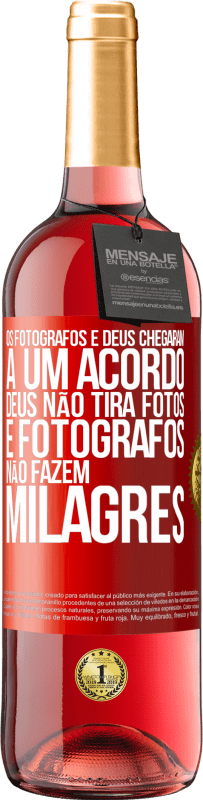 Envio grátis | Vinho rosé Edição ROSÉ Os fotógrafos e Deus chegaram a um acordo. Deus não tira fotos e fotógrafos não fazem milagres Etiqueta Vermelha. Etiqueta personalizável Vinho jovem Colheita 2023 Tempranillo