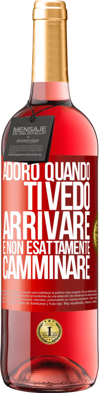 29,95 € | Vino rosato Edizione ROSÉ Adoro quando ti vedo arrivare e non esattamente camminare Etichetta Rossa. Etichetta personalizzabile Vino giovane Raccogliere 2023 Tempranillo