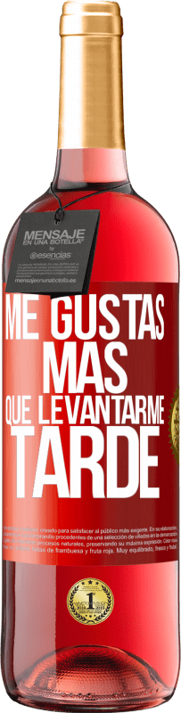 Envío gratis | Vino Rosado Edición ROSÉ Me gustas más que levantarme tarde Etiqueta Roja. Etiqueta personalizable Vino joven Cosecha 2024 Tempranillo