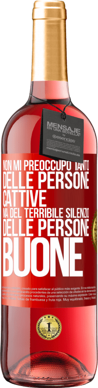 29,95 € Spedizione Gratuita | Vino rosato Edizione ROSÉ Non mi preoccupo tanto delle persone cattive, ma del terribile silenzio delle persone buone Etichetta Rossa. Etichetta personalizzabile Vino giovane Raccogliere 2025 Tempranillo