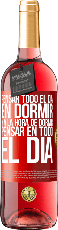 Envío gratis | Vino Rosado Edición ROSÉ Pensar todo el día en dormir y a la hora de dormir pensar en todo el día Etiqueta Roja. Etiqueta personalizable Vino joven Cosecha 2023 Tempranillo