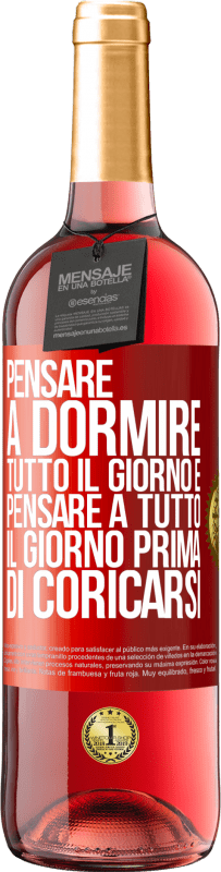 Spedizione Gratuita | Vino rosato Edizione ROSÉ Pensare a dormire tutto il giorno e pensare a tutto il giorno prima di coricarsi Etichetta Rossa. Etichetta personalizzabile Vino giovane Raccogliere 2023 Tempranillo