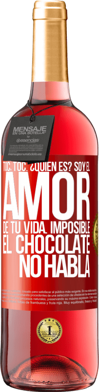 Envío gratis | Vino Rosado Edición ROSÉ Toc, toc. ¿Quién es? Soy el amor de tu vida. Imposible, el chocolate no habla Etiqueta Roja. Etiqueta personalizable Vino joven Cosecha 2023 Tempranillo