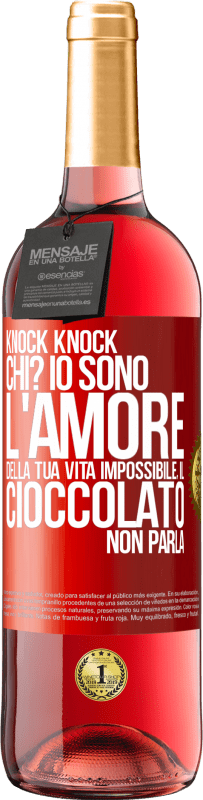 Spedizione Gratuita | Vino rosato Edizione ROSÉ Knock Knock. Chi? Io sono l'amore della tua vita Impossibile, il cioccolato non parla Etichetta Rossa. Etichetta personalizzabile Vino giovane Raccogliere 2023 Tempranillo