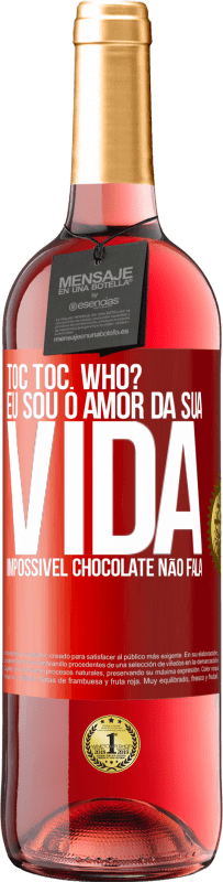 Envio grátis | Vinho rosé Edição ROSÉ TOC Toc. Who? Eu sou o amor da sua vida. Impossível chocolate não fala Etiqueta Vermelha. Etiqueta personalizável Vinho jovem Colheita 2023 Tempranillo