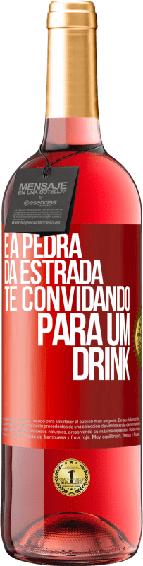 Envio grátis | Vinho rosé Edição ROSÉ E a pedra da estrada te convidando para um drink Etiqueta Vermelha. Etiqueta personalizável Vinho jovem Colheita 2023 Tempranillo