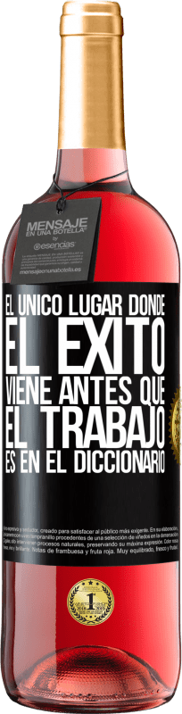 29,95 € Envío gratis | Vino Rosado Edición ROSÉ El único lugar donde el éxito viene antes que el trabajo es en el diccionario Etiqueta Negra. Etiqueta personalizable Vino joven Cosecha 2023 Tempranillo