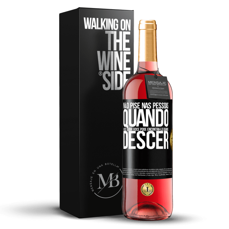 29,95 € Envio grátis | Vinho rosé Edição ROSÉ Não pise nas pessoas quando você subir, você pode encontrá-lo quando descer Etiqueta Preta. Etiqueta personalizável Vinho jovem Colheita 2024 Tempranillo