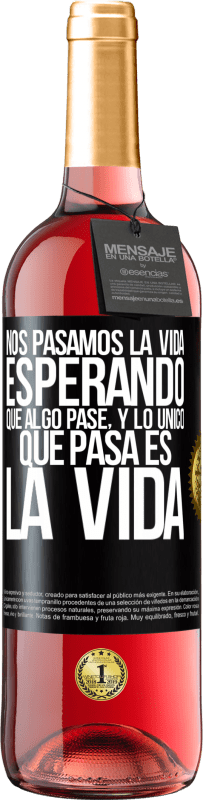 29,95 € | Vino Rosado Edición ROSÉ Nos pasamos la vida esperando que algo pase, y lo único que pasa es la vida Etiqueta Negra. Etiqueta personalizable Vino joven Cosecha 2024 Tempranillo