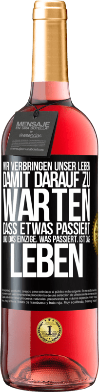 29,95 € Kostenloser Versand | Roséwein ROSÉ Ausgabe Wir verbringen unser Leben damit, darauf zu warten, dass etwas passiert, und das Einzige, was passiert, ist das Leben Schwarzes Etikett. Anpassbares Etikett Junger Wein Ernte 2025 Tempranillo