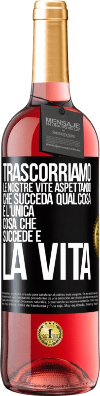 29,95 € Spedizione Gratuita | Vino rosato Edizione ROSÉ Trascorriamo le nostre vite aspettando che succeda qualcosa e l'unica cosa che succede è la vita Etichetta Nera. Etichetta personalizzabile Vino giovane Raccogliere 2024 Tempranillo