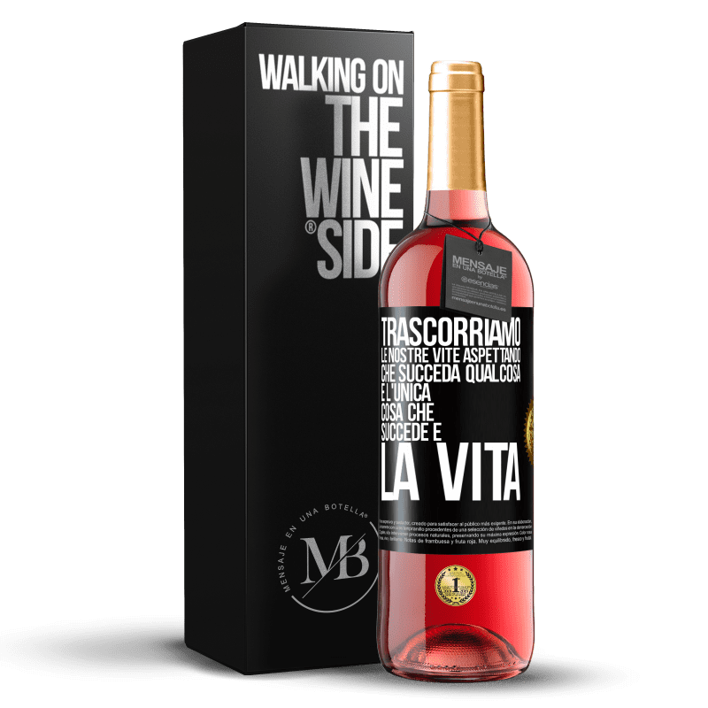 29,95 € Spedizione Gratuita | Vino rosato Edizione ROSÉ Trascorriamo le nostre vite aspettando che succeda qualcosa e l'unica cosa che succede è la vita Etichetta Nera. Etichetta personalizzabile Vino giovane Raccogliere 2024 Tempranillo