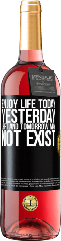 29,95 € Бесплатная доставка | Розовое вино Издание ROSÉ Наслаждайся жизнью сегодня вчера осталось, а завтра может не существовать Черная метка. Настраиваемая этикетка Молодое вино Урожай 2023 Tempranillo