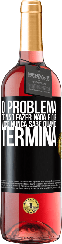 29,95 € | Vinho rosé Edição ROSÉ O problema de não fazer nada é que você nunca sabe quando termina Etiqueta Preta. Etiqueta personalizável Vinho jovem Colheita 2024 Tempranillo