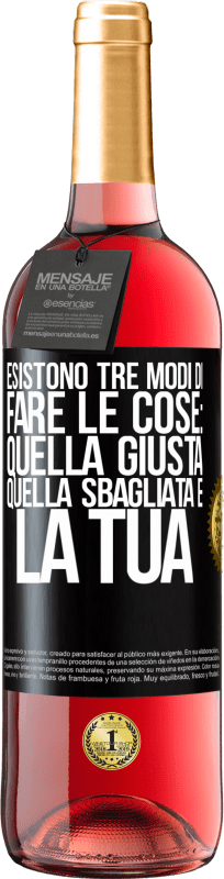 29,95 € Spedizione Gratuita | Vino rosato Edizione ROSÉ Esistono tre modi di fare le cose: quella giusta, quella sbagliata e la tua Etichetta Nera. Etichetta personalizzabile Vino giovane Raccogliere 2025 Tempranillo