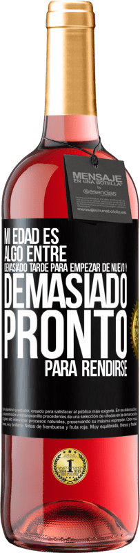 29,95 € | Vino Rosado Edición ROSÉ Mi edad es algo entre… Demasiado tarde para empezar de nuevo y… demasiado pronto para rendirse Etiqueta Negra. Etiqueta personalizable Vino joven Cosecha 2025 Tempranillo