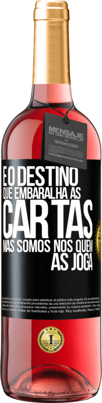 29,95 € | Vinho rosé Edição ROSÉ É o destino que embaralha as cartas, mas somos nós quem as joga Etiqueta Preta. Etiqueta personalizável Vinho jovem Colheita 2024 Tempranillo