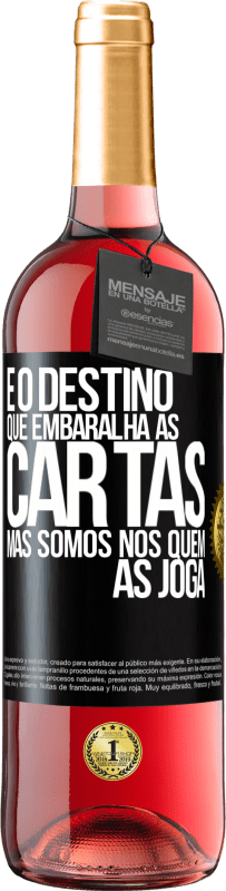 29,95 € | Vinho rosé Edição ROSÉ É o destino que embaralha as cartas, mas somos nós quem as joga Etiqueta Preta. Etiqueta personalizável Vinho jovem Colheita 2025 Tempranillo