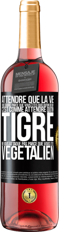 29,95 € Envoi gratuit | Vin rosé Édition ROSÉ Attendre que la vie vous sourie parce que vous êtes quelqu'un de bien c'est comme attendre qu'un tigre ne vous attaque pas parce Étiquette Noire. Étiquette personnalisable Vin jeune Récolte 2025 Tempranillo
